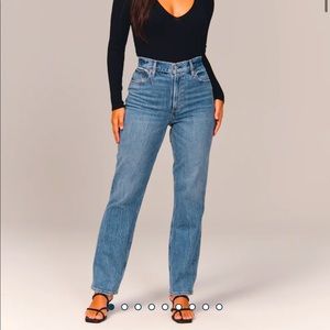 Abercrombie and fitch
Curve Love 90s Ultra High Rise Straight Jeans, DARK WASH